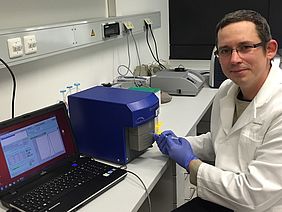 Jochen Dindorf with his Zetaview particle characterization system from Particle Metrix Jochen Dindorf with his Zetaview particle characterization system from Particle Metrix