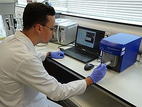 A CellGS scientist uses the Particle Metrix ZetaView for the study of exosomes 