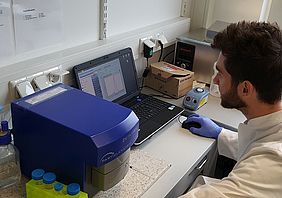 Michel Bremer from UK Essen using the Particle Metrix ZetaView system to characterise EVs. Michel Bremer from UK Essen using the Particle Metrix ZetaView system to characterise EVs.